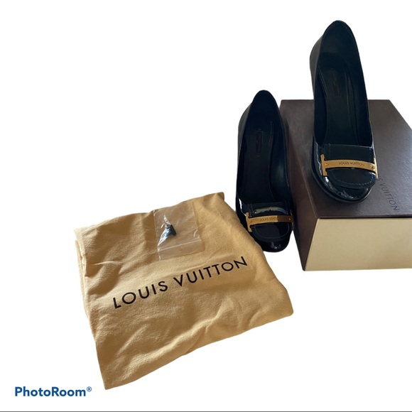 Louis Vuitton
Navy Blue Lady Pumps
Size: EU 39.5 - Picture 5 of 6